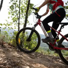 Jak skutecznie trenować podjazdy na rowerze i pokonać każdą górę bez zmęczenia