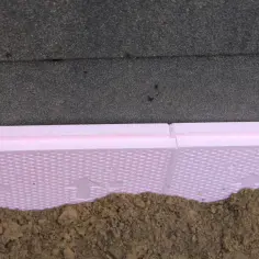 Warstwa folii kubełkowej chroni styropian przed wilgocią i uszkodzeniami mechanicznymi.