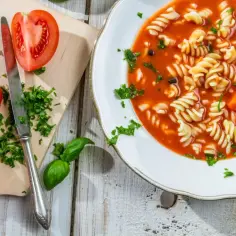 Najlepsza zupa pomidorowa przepis babci. Aromatyczna, domowa, z makaronem i świeżymi pomidorami.