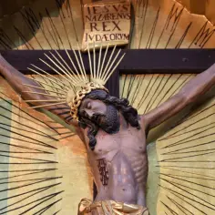 Rzeźba Jezusa na krzyżu, symbolizująca mękę i śmierć. Długość tej sceny w liturgii Wielkiego Piątku odzwierciedla głębię żałoby.