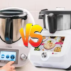 Dwa roboty kuchenne: Thermomix i Monsieur Cuisine Smart, z napisem "VS".