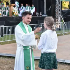 Dlaczego warto przyjmować komunię świętą? Odkryj jej prawdziwe znaczenie