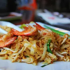 Ile kalorii ma pad thai z kurczakiem? Sprawdź, co naprawdę jesz