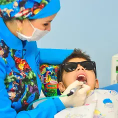 Kiedy pierwsza wizyta u dentysty? Kluczowe informacje dla rodziców