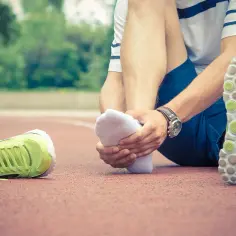 Skręcenie śródstopia jak leczyć: skuteczne metody rehabilitacji i wsparcia