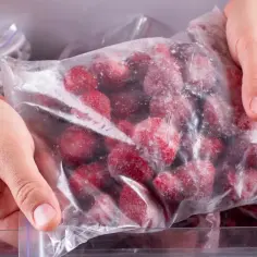 Jak mrozić truskawki w domu - najlepsze sposoby przechowywania krok po kroku