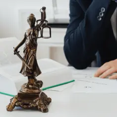 Kim jest biegły sądowy i jak jego opinia wpływa na wyrok?