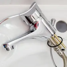 Jak wymienić baterię w wannie i uniknąć kłopotów z instalacją