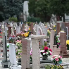 Ile kosztuje wymiana pomnika na cmentarzu? Sprawdź ukryte koszty