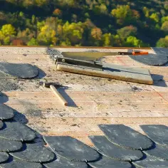 Łupek na dach - cena za m2 i koszty montażu w 2025 roku