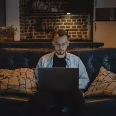 Jak zarabiać na sztucznej inteligencji: sprawdzone metody i wyzwania