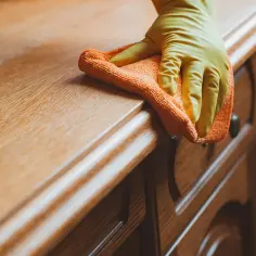 Skuteczne sposoby na usunięcie naklejek z mebli bez uszkodzeń