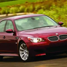BMW M5 E60 V10 - niezwykłe osiągi i problemy z silnikiem S85