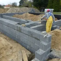Jaki cement do murowania bloczków betonowych? Kluczowe informacje i porady