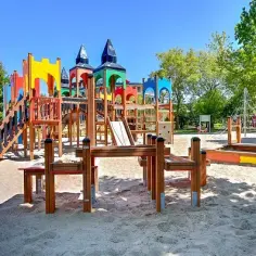 Gdzie nad Bałtyk z małym dzieckiem – najbezpieczniejsze plaże i atrakcje