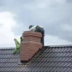 Komin systemowy: zaprawa czy klej? Kluczowe różnice i porady