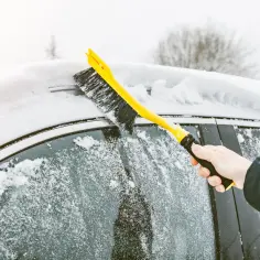 Zimowy niezbędnik kierowcy – co warto mieć zawsze w bagażniku?