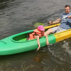 Kajaki od jakiego wieku? Bezpieczne pływanie z dziećmi w kajaku