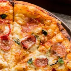 Ile kalorii ma pizza 42 cm? Zaskakujące różnice w kaloryczności