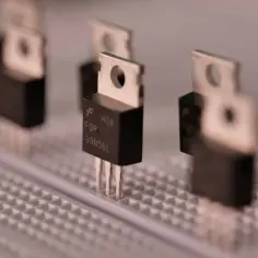 Czym jest emiter i jakie ma znaczenie w nowoczesnej elektronice: kompendium
