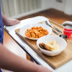Jak zorganizować catering dla szpitali – kluczowe zasady i wymagania