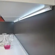 Listwy LED do kuchni pod szafki: Jak wybrać i zainstalować