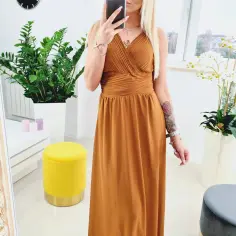 Karmelowa sukienka: 5 wyjątkowych stylizacji, które zachwycą każdego