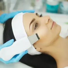 Co daje peeling kawitacyjny? Odkryj jego niezwykłe korzyści dla skóry
