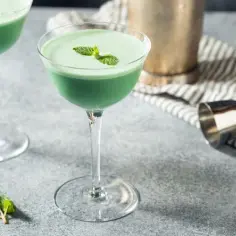 Odkryj sekrety drinka Grasshopper: przepis, składniki i historia