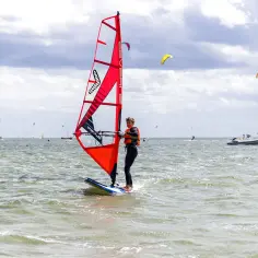 Gdzie na windsurfing w Europie? Odkryj najlepsze miejsca i porady