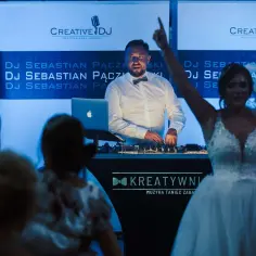 Ile kosztuje DJ na wesele? Sprawdź stawki i uniknij przepłacania!