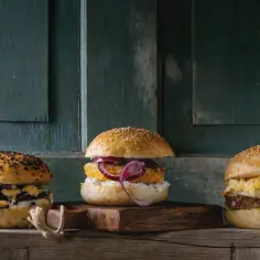 Ile kosztuje hamburger w USA? Zaskakujące różnice cenowe!