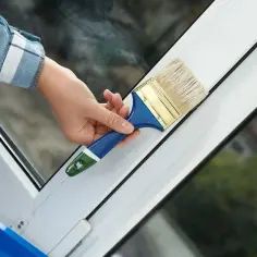 Jak skutecznie malować plastikowe okna: wybór farby i techniki malowania