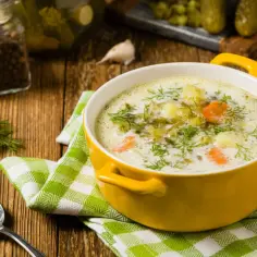 Czym przyprawić zupę ogórkową, aby zachwycić smakiem i aromatem