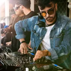 Ile naprawdę zarabiają DJ-e w Polsce? Sprawdź, czy to się opłaca!
