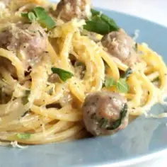 Pyszne spaghetti z serkiem topionym – łatwy przepis na obiad