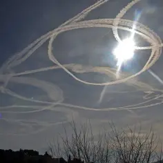 Co to jest zjawisko chemtrails i dlaczego jest uważane za mit?