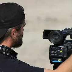 Przed i za kamerą: Odkrywanie talentów aktorskich w filmach i serialach