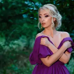 Jaka biżuteria do fioletowej sukienki? Inspiracje na każdą okazję