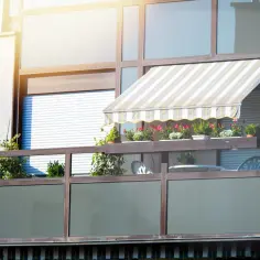 Jak zadaszyć balkon w bloku - praktyczne porady i inspiracje