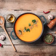 Jakie zioła do zupy dyniowej poprawią jej smak i aromat?