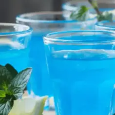 Najlepsze drinki z blue kurakao, które zachwycą smakiem i wyglądem