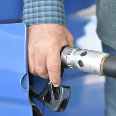 Czy można tankować na włączonym silniku? Oto niebezpieczeństwa i zasady