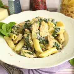 Penne z kurczakiem i szpinakiem w sosie śmietanowym - łatwy przepis