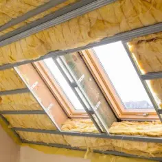 Ile naprawdę kosztuje pianowanie poddasza w 2023 roku? Porównanie cen i rodzajów pianki