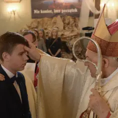 Co się robi na bierzmowaniu? Odkryj znaczenie i rytuały tego sakramentu