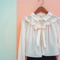 Białe koszule z koronką: Oto elegancki look w każdej sytuacji!