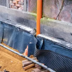 Ile naprawdę kosztuje ocieplenie fundamentów starego domu? Porównanie cen różnych materiałów izolacyjnych