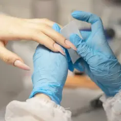 Manicure hybrydowy z nadbudową - co to znaczy i jakie ma zalety?