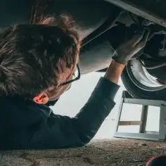 Ile zarabia mechanik ciężarówek? Poznaj prawdziwe zarobki w branży
